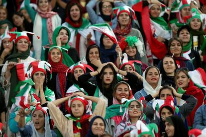Un grupo de seguidoras reaccionan durante el partido de clasificación para la Copa Mundial de la FIFA entre Irán y Camboya en el Estadio Azadi este jueves, en Teherán (Irán). Es el primer encuentro en cuatro décadas en ese país al que las aficionadas pueden acceder libremente, sin ser preseleccionadas.