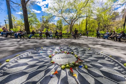 Strawberry Fields, un jardín con forma de lágrima, es un monumento en honor a John Lennon, Beattle e icono pacifista en los 70, quien fue asesinado al otro lado de la calle, a las puertas del edificio Dakota, el 8 de diciembre de 1980. Cuenta con una arboleda de olmos y un mosaico de azulejos con una sencilla inscripción: “Imagine”. Yoko Ono financió el monumento.