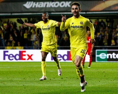 Adrián López (d) del Villarreal delebra el gol.