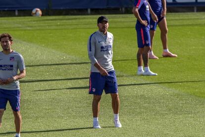 Simeone, durante el entrenamiento del Atlético en Majadahonda.