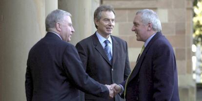 Tony Blair mira al primer ministro irlandés, Bertie Ahern, mientras estrecha al mano al secretario de Estado de Irlanda del Norte, Paul Murphy, en 2003.