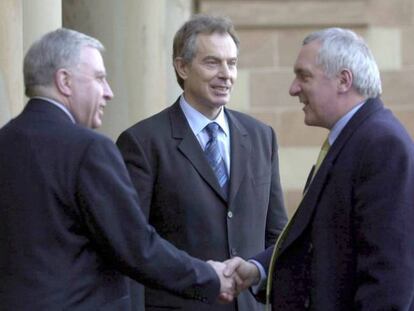 Tony Blair mira al primer ministro irlandés, Bertie Ahern, mientras estrecha al mano al secretario de Estado de Irlanda del Norte, Paul Murphy, en 2003.