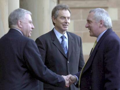 Tony Blair mira al primer ministro irlandés, Bertie Ahern, mientras estrecha al mano al secretario de Estado de Irlanda del Norte, Paul Murphy, en 2003.