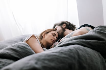 Una pareja durmiendo.