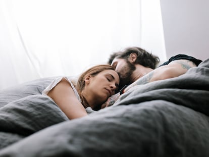 Qualidade do sono está ligada à qualidade do relacionamento, indica o estudo. Na imagem, um casal dormindo.