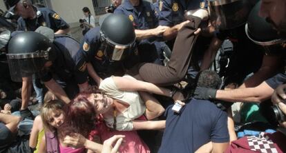 Asun Lasaosa, con las gafas caídas, en una carga policial tras la investidura de Gallardón, durante las protestas del 15-M.