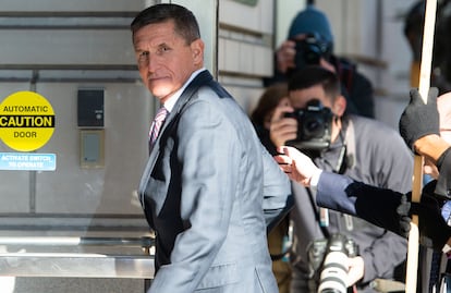 El general Michael Flynn, primer consejero de Seguridad Nacional de Trump, a su llegada al tribunal de Washington donde le iba a ser leída la sentencia en 2018.