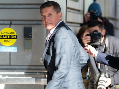 O general Michael Flynn, primeiro conselheiro de Segurança Nacional de Trump, ao chegar ao tribunal de Washington onde sua sentença seria anunciada, em 2018.