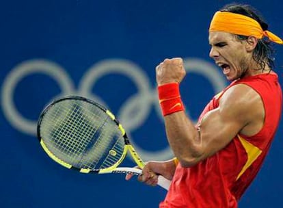 Rafa Nadal celebra un punto en la final olímpica de Pekín.