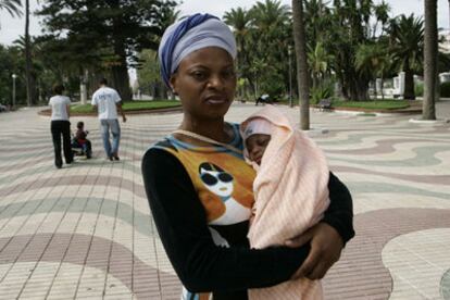 Rachel Mathew, de Benin, con su hija en el centro de Melilla.