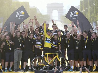 El Sky al completo, en el podio del &uacute;ltimo Tour, con Froome de amarillo.
