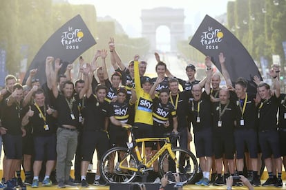 El Sky al completo, en el podio del último Tour, con Froome de amarillo.