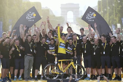 El Sky al completo, en el podio del &uacute;ltimo Tour, con Froome de amarillo.