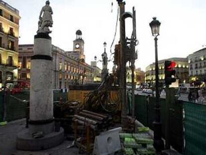 Aspecto de las obras del ministerio de Fomento para construir una estación de cercanías en la Puerta del Sol.