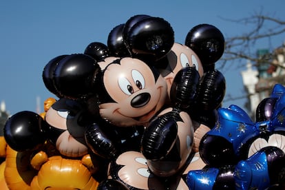 Globos con la cara de Mickey Mouse en Disneyland París.