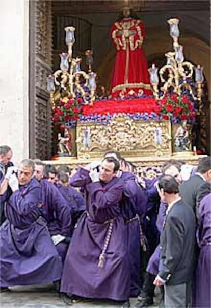 Salida de la procesión de Jesús Nazareno, El Pobre,  ayer en el centro de Madrid.