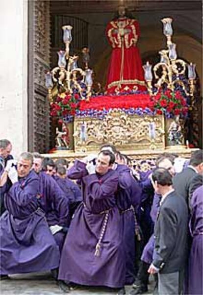Salida de la procesión de Jesús Nazareno, El Pobre, ayer en el centro de Madrid.