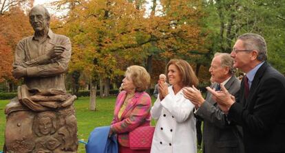 Entre los asistentes a la inauguración de la escultura de Mingote estaban Vigiola, Botella, Álvarez del Manzano, Ruiz-Gallardón y Jaime Lissavetzky.