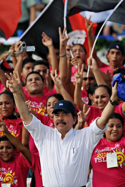 Ortega saluda a sus partidarios durante la celebración del 31º aniversario de la revolución sandinista.