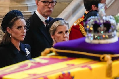 Kate Middleton (a la izquierda), esposa del príncipe Guillermo de Inglaterra, junto a Sofía de Wessex, esposa del príncipe Eduardo, observan el ataúd de la reina en Westminster Hall.