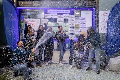 Celebración del segundo premio de la lotería del niño que ha tocado en la administración de lotería La Piedra de Oro del Centro Comercial Las Arenas de Barcelona.