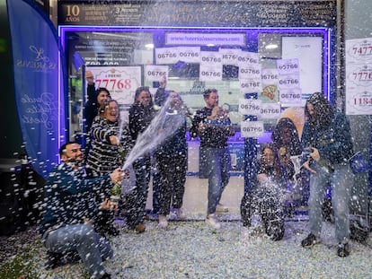 Celebración del segundo premio de la lotería del niño que ha tocado en la administración de lotería La Piedra de Oro del Centro Comercial Las Arenas de Barcelona.