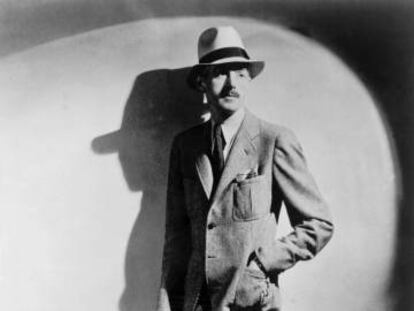 Dashiell Hammett caracterizado como el protagonista de 'El hombre delgado', en 1941.