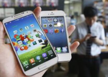 La imagen compara un iPhone 5 con el nuevo Galaxy S4.