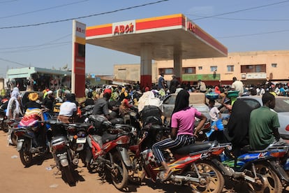Gente hace cola en una gasolinera para repostar sus vehículos en Bamako, la capital de Mali,