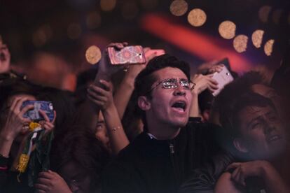 Fans de Green Day esperaron varias horas para estar en la primera fila durante el concierto.