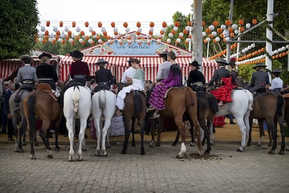 Tras los paseos a caballo son habituales las paradas para comer y beber, sobre todo este 2019 con altas temperaturas.