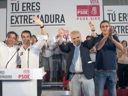 Eduardo Madina, a la derecha, en un mitin en Badajoz el sábado.