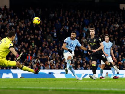 Riyad Mahrez marca el tercer gol del Manchester City de penalti contra el Aston Villa, este domingo.