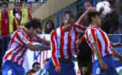 Sergio Busquets, entre Miranda (izq.) y Salvio (der.) golpea el balón con la mano en el partido de ayer