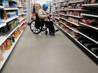 Un hombre compra en un supermercado de Nueva York el pasado 12 de enero.