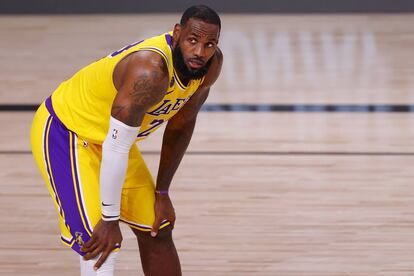 LeBron James, de Los Angeles Lakers, jugando contra los Portland Trail Blazers en los Playoffs del 18 de agosto.