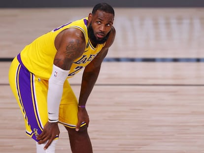 LeBron James, de Los Angeles Lakers, jugando contra los Portland Trail Blazers en los Playoffs del 18 de agosto.