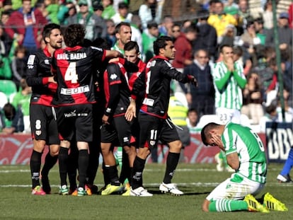 Los jugadores del Rayo celebran el 2-2 definitivo.