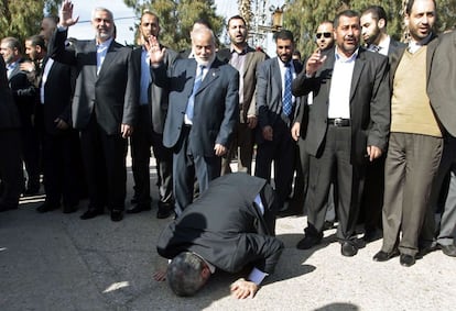 Jaled Meshal, jefe de Hamás, besa el suelo de Gaza, poniendo fin a 45 años de exilio.
