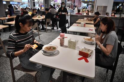 Algunos establecimiento de restauración de Bangkok han pegado marcadores de distanciamiento social en las mesas de sus restaurantes para evitar la propagación del coronavirus.