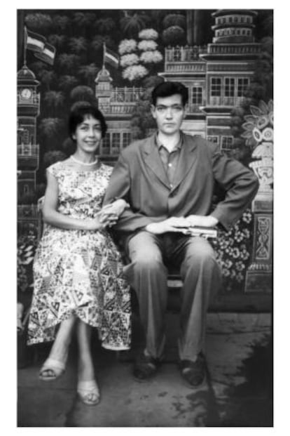 Aurora Bernárdez y Julio Cortázar en un viaje a India en 1956.