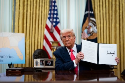 Donald Trump firma unas órdenes ejecutivas en el Despacho Oval en Washington.