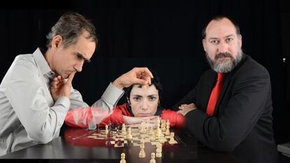 Elena Rayos, entre C&eacute;sar Sarachu (a la izquierda) y Daniel Albaladejo. 