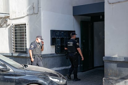 En la imagen dos agentes de la Policía Local acceden a la vivienda de Alaquàs donde se produjo el crimen.