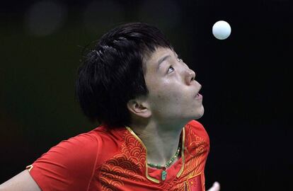 La china Li Xiaoxia controla la pelota durante la clasificación femenina contra Lee Ho Ching (Hong Kong) en los Juegos de Río 2016.