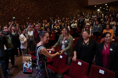 Claudia Sheinbaum saluda a algunas de las asistentes al llegar al evento.