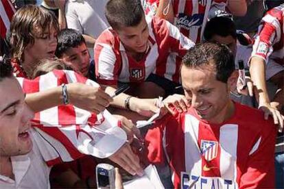 Baño de multitudes de Petrov en su presentación como nuevo jugador atlético.