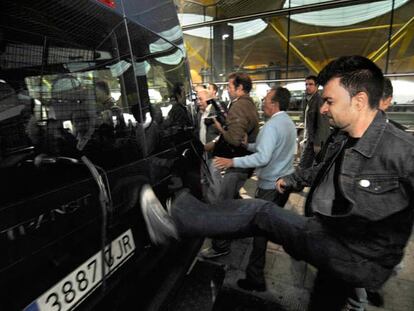 La llegada de una furgoneta con pasajeros desata la ira de algunos taxistas que la emprenden a golpes con el vehículo.