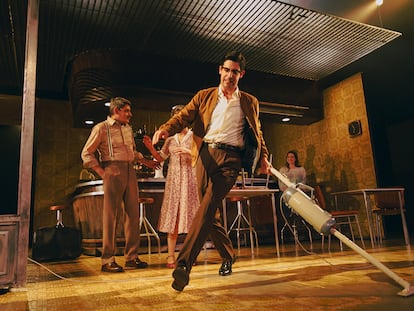 En primer término Francesco Carril. Detrás, Albert Ribalta y Elena González. Al fondo, a la derecha, Camila Viyuela en un momento de 'El bar que se tragó a todos los españoles'.