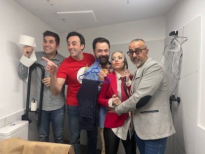 Pedro Llamas, Sergio Encinas, Toni Cruz, Toni Cano y Cristina Molina antes de 'La hora y media del club de la comedia', en el Teatro Príncipe Gran Vía.